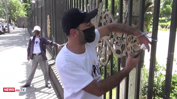 Ակտիվիստներն ի նշան բողոքի ձեռքերը շղթայել են ԱԺ դարպասին (տեսանյութ)